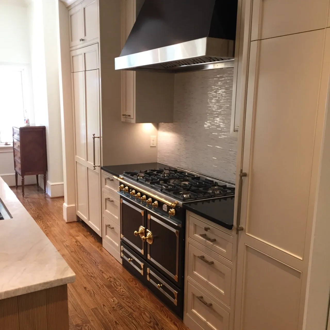 residential-custom-black-kitchen-hood-cropb-1x1-1.webp