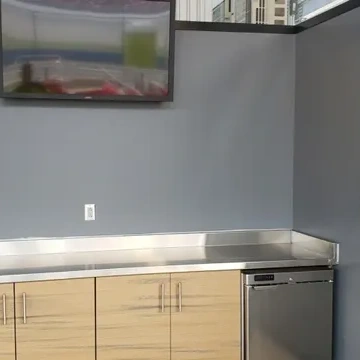 residential-stainless-steel-countertop-backsplash-cropb-1x1-1.webp