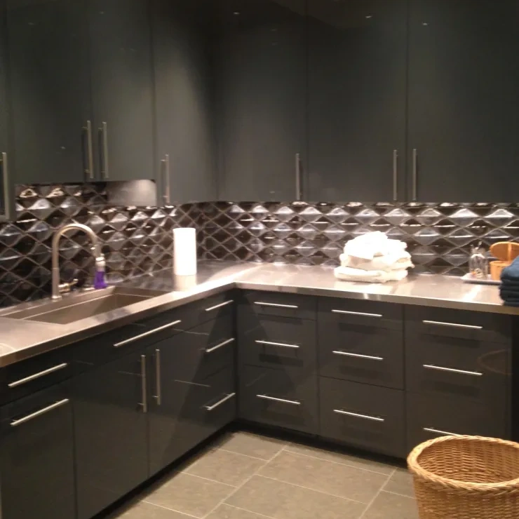 residential-stainless-steel-countertop-backsplash-dark-cabinets-site-1x1-1-2.webp