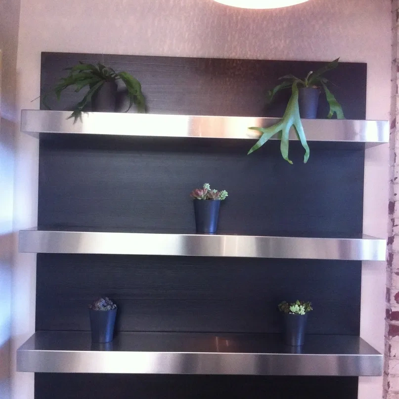 residential-stainless-steel-wall-shelving-site-1x1-1.webp